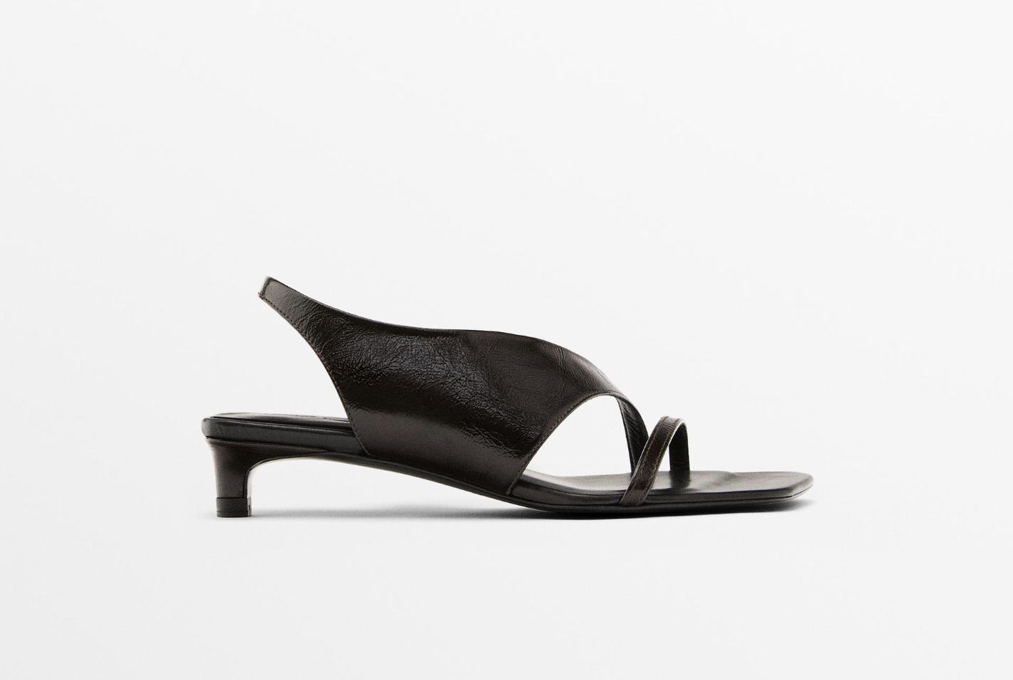 Mini kitten heels: Τα παπούτσια που είναι στο επίκεντρο τώρα-3