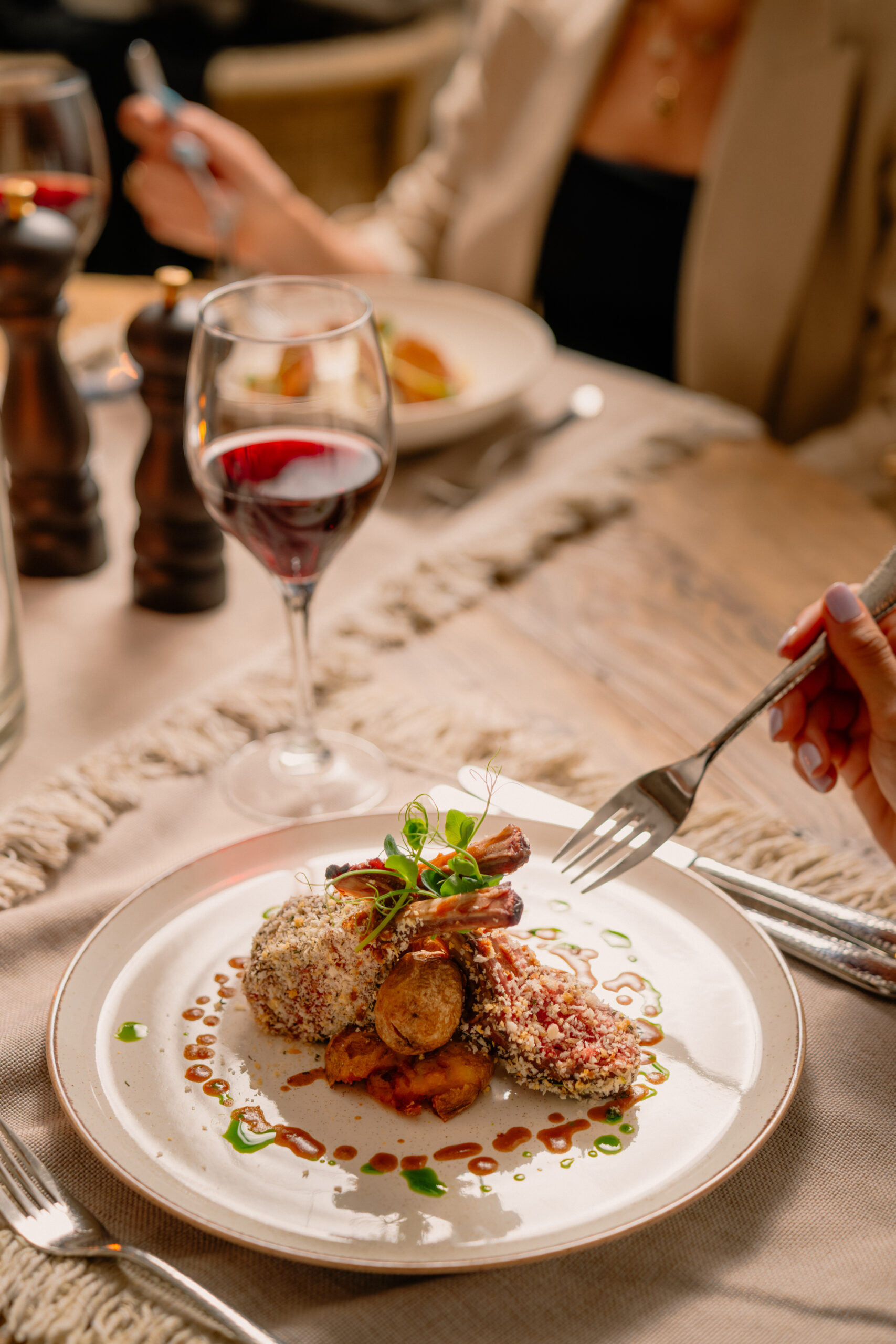 Island Club & Restaurant: Η χαλαρή πολυτέλεια συναντά το απέραντο μπλε της Αθηναϊκής Ριβιέρας-1