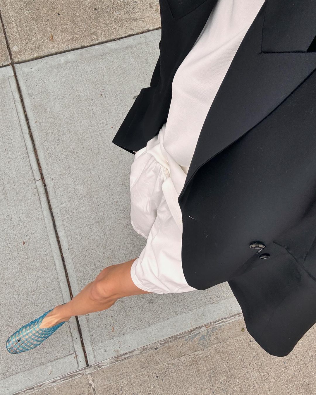 Jelly flats: Tα παπούτσια που θα αντικαταστήσουν τα crab sandals αυτό το καλοκαίρι-1