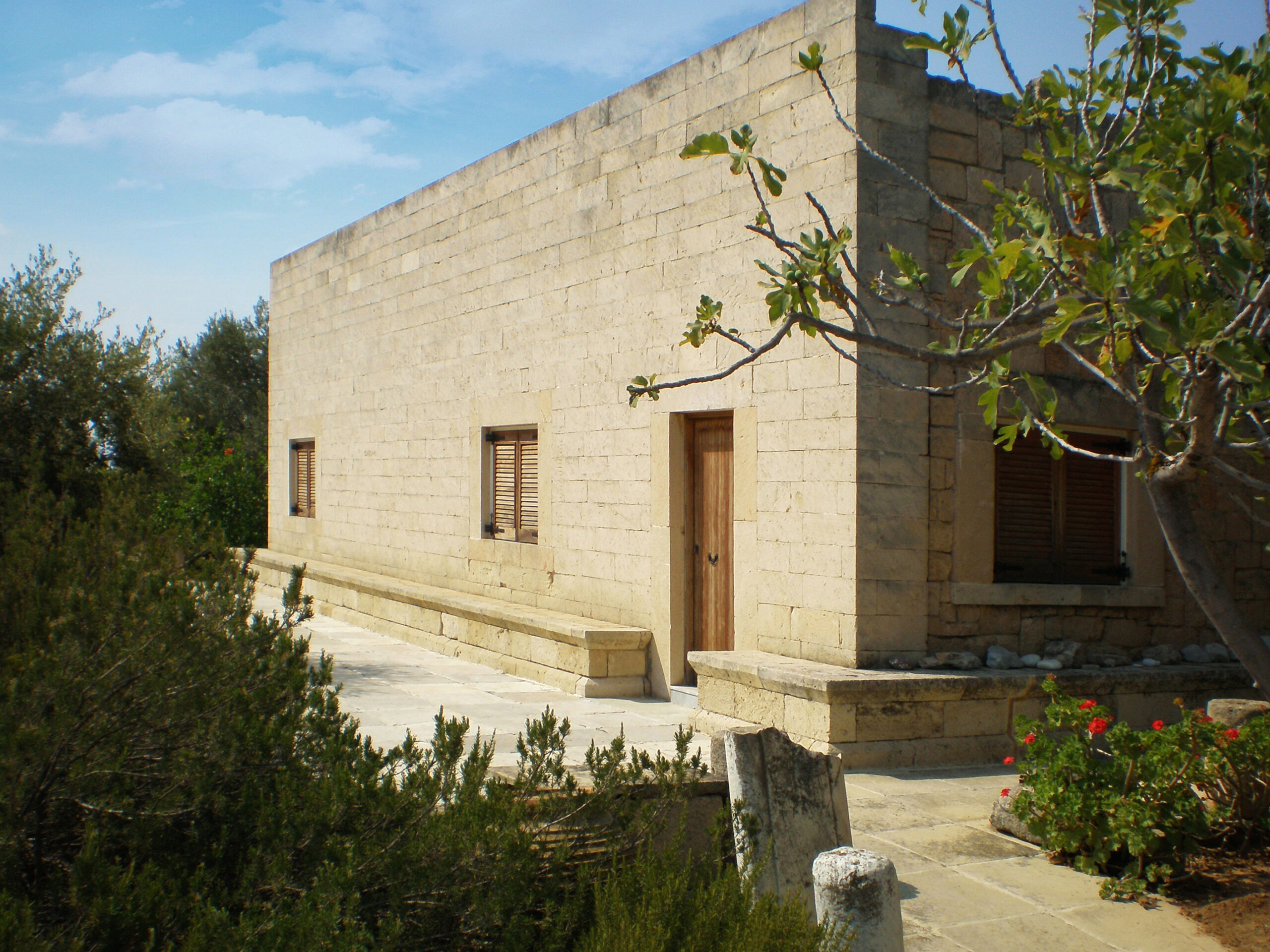 Το σπίτι-ατελιέ του ζωγράφου Νίκου Νικολάου είναι ένας λόγος να επισκεφτούμε την Αίγινα αυτό το καλοκαίρι-1