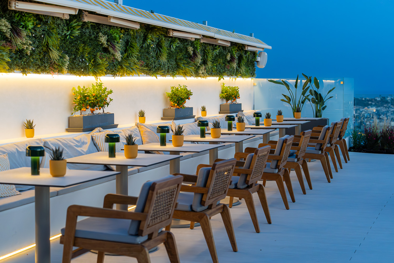 Vertigo Pool & Sunset Bar: Μια καλοκαιρινή όαση στο ωραιότερο rooftop της Αθήνας-2