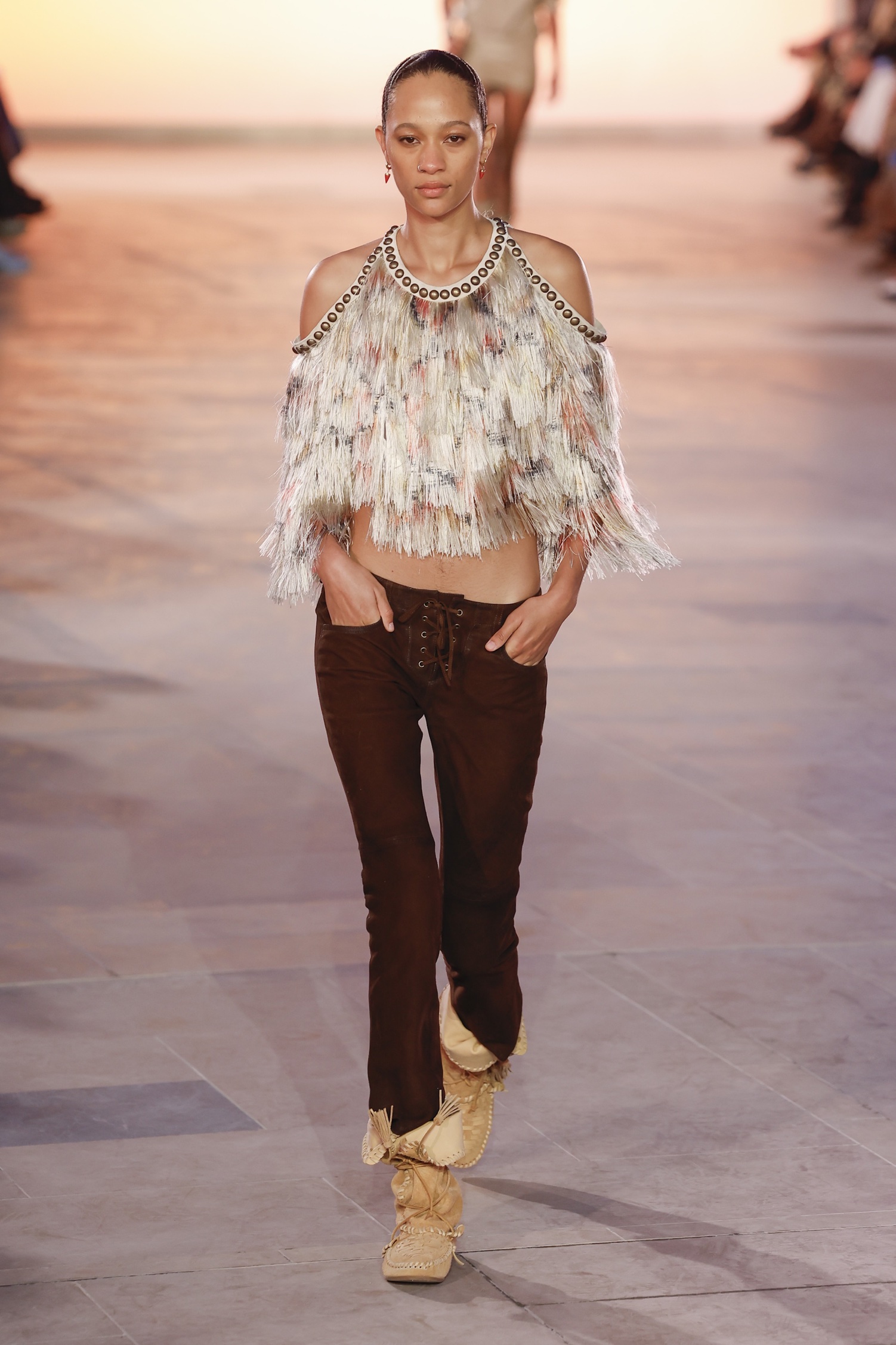 Καφέ παντελόνι: Η ανατροπή στο καλοκαιρινό styling-2