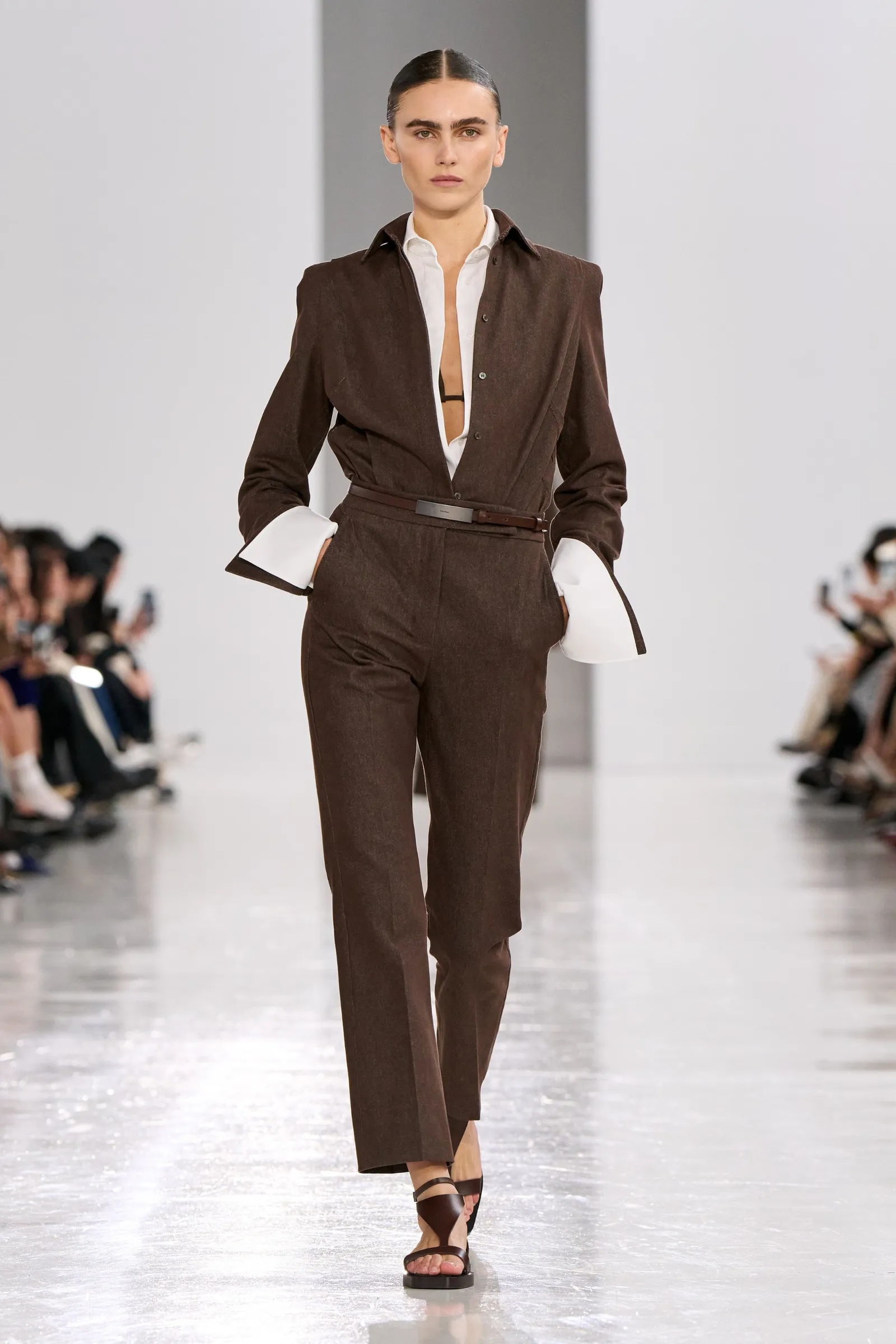Καφέ παντελόνι: Η ανατροπή στο καλοκαιρινό styling-3