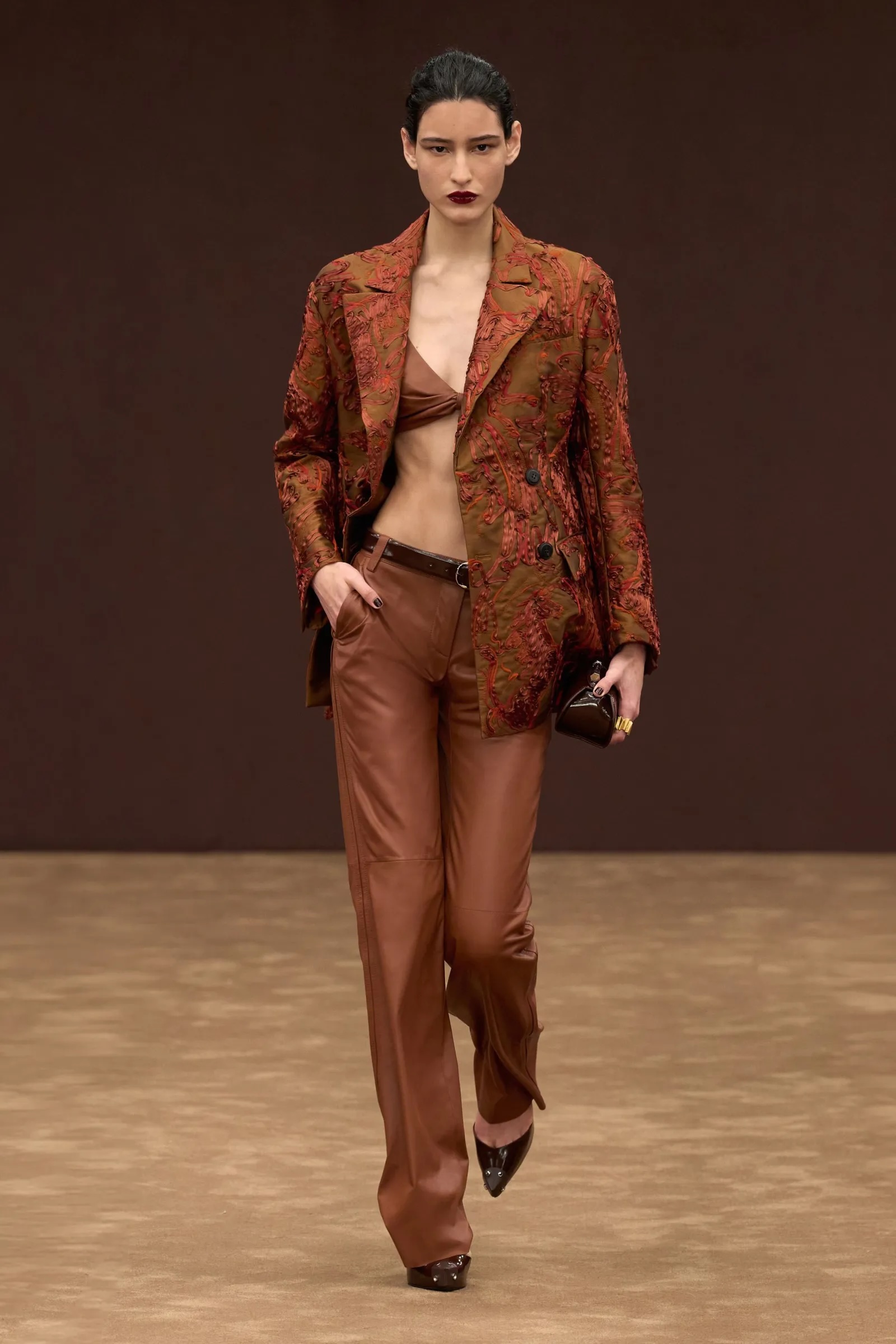 Καφέ παντελόνι: Η ανατροπή στο καλοκαιρινό styling-1