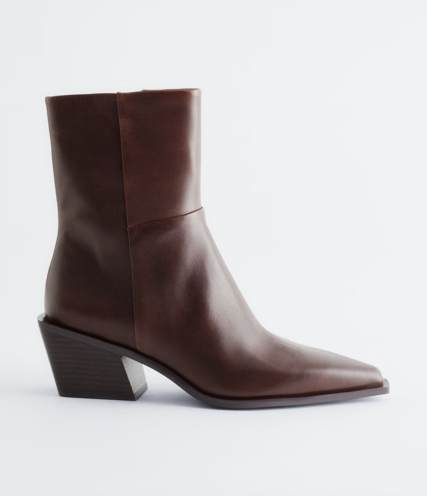 Cowboy boots: Επιστρέφουν το φθινόπωρο 2025 ως απόλυτη τάση-3