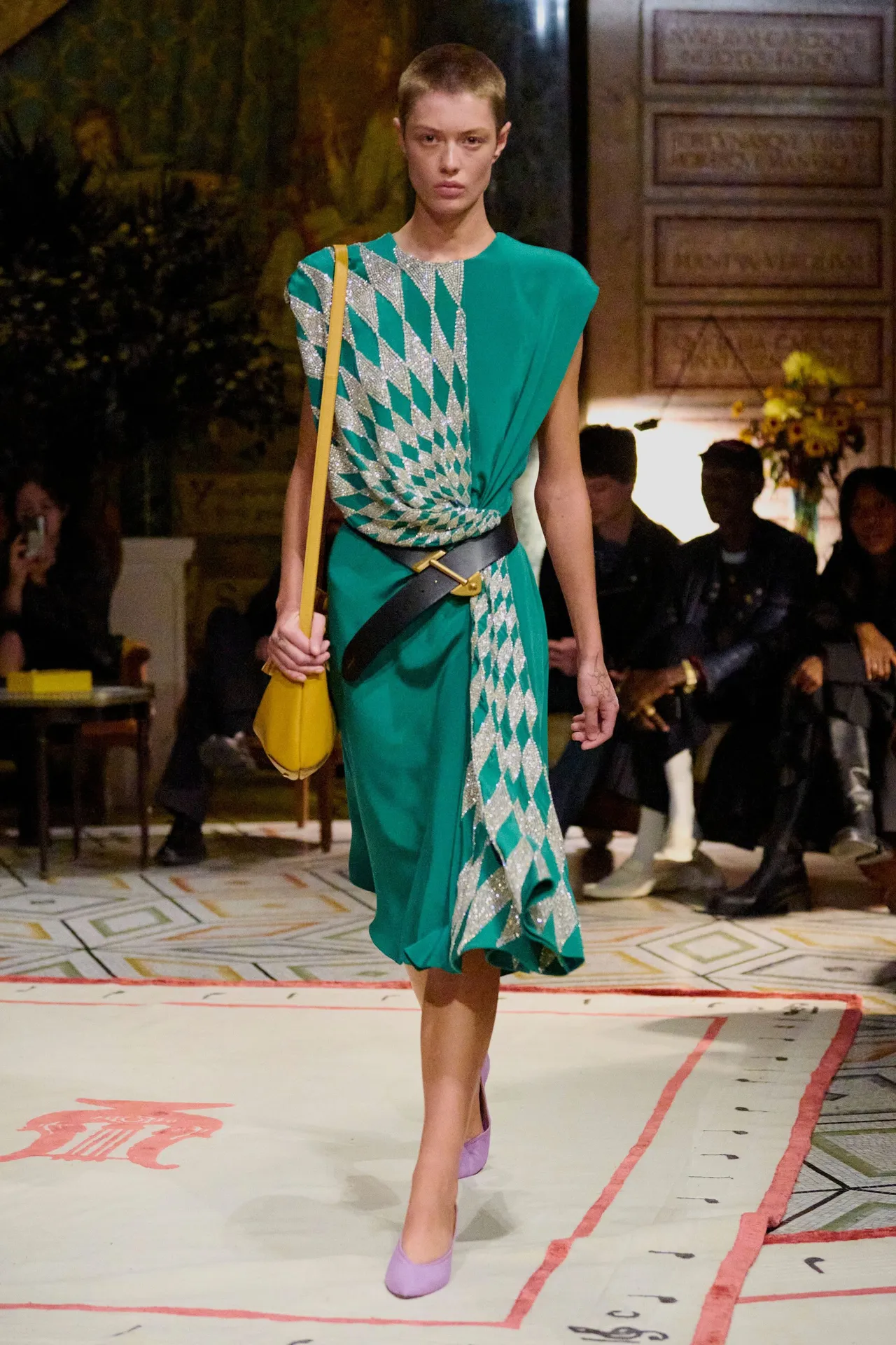 Versace SS26: Επιστροφή στα 80s μέσα από την πρώτη συλλογή του Dario Vitale-1