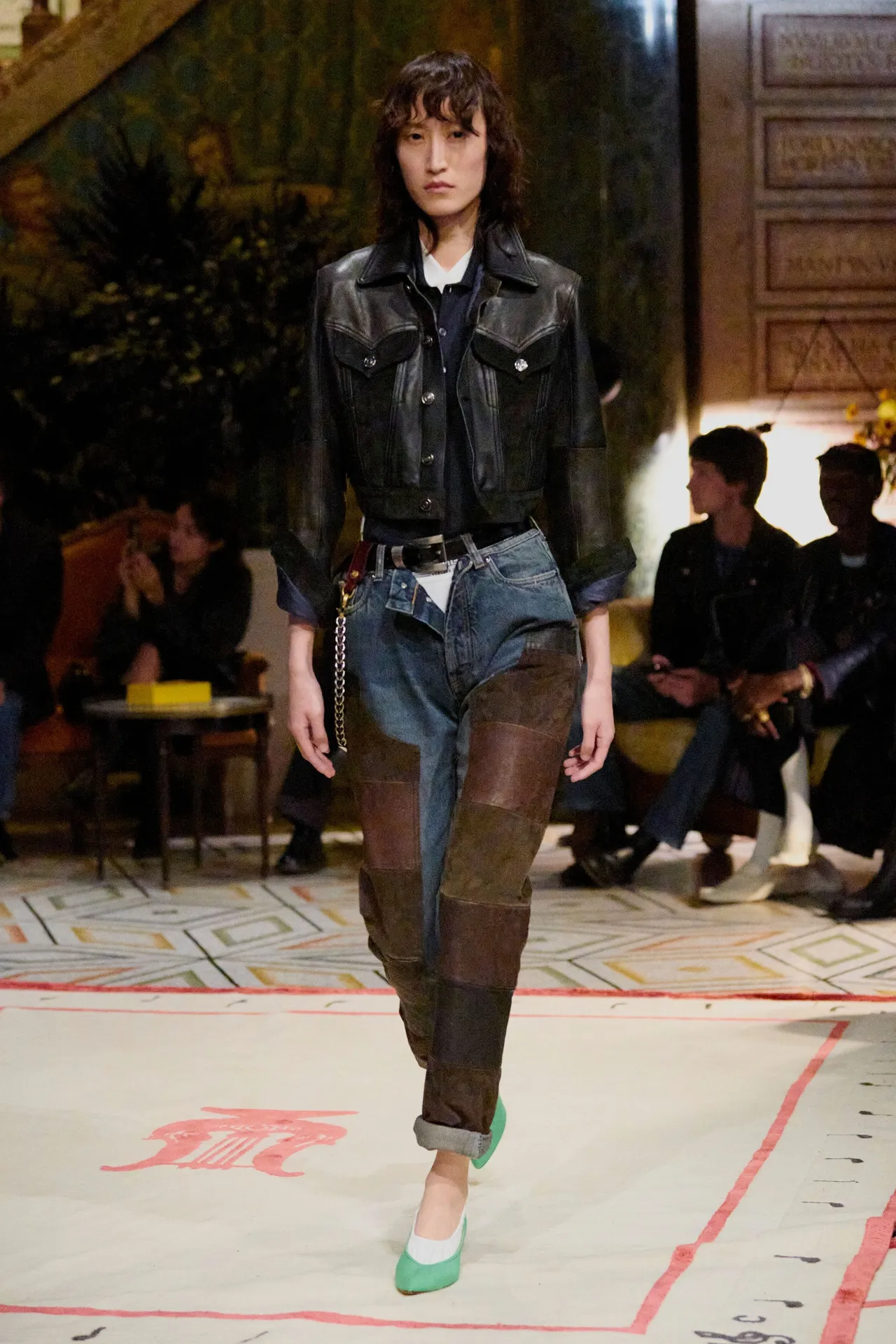 Versace SS26: Επιστροφή στα 80s μέσα από την πρώτη συλλογή του Dario Vitale-2