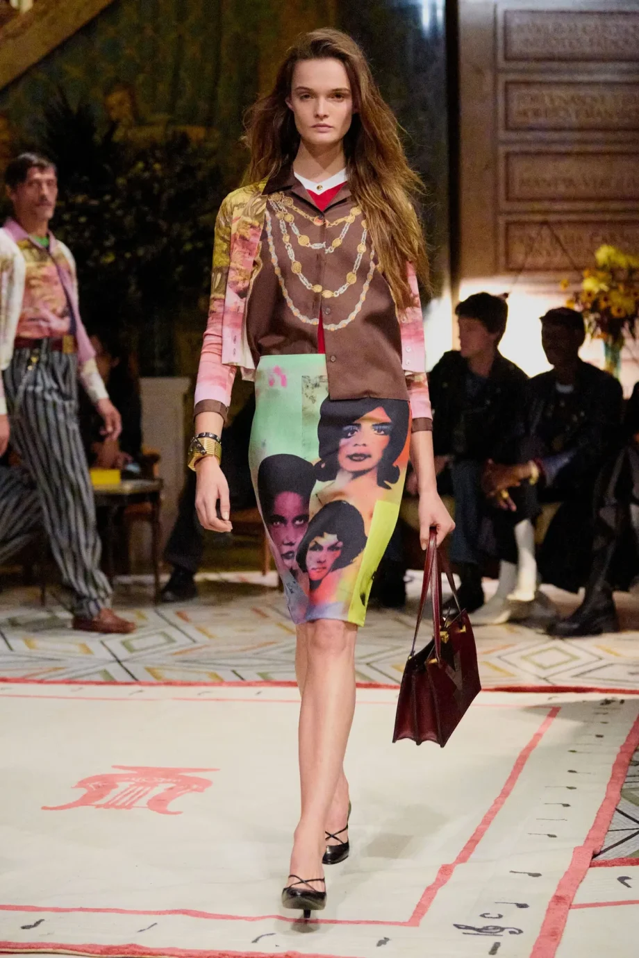 versace-ss26-επιστροφή-στα-80s-μέσα-από-την-πρώτη-συ-374891