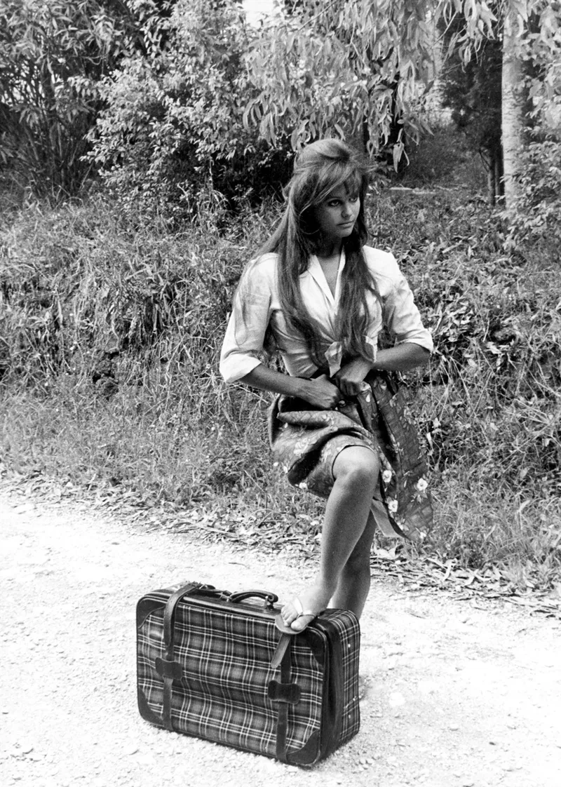 Η Claudia Cardinale έφυγε στα 87 της: Η Vogue θυμάται τις ωραιότερες εμφανίσεις της-21