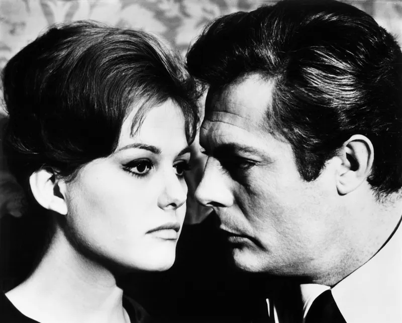 Η Claudia Cardinale έφυγε στα 87 της: Η Vogue θυμάται τις ωραιότερες εμφανίσεις της-4