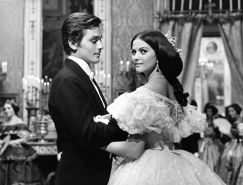 Η Claudia Cardinale έφυγε στα 87 της: Η Vogue θυμάται τις ωραιότερες εμφανίσεις της-15