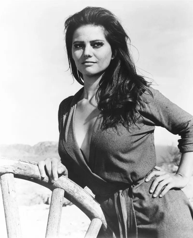 Η Claudia Cardinale έφυγε στα 87 της: Η Vogue θυμάται τις ωραιότερες εμφανίσεις της-3