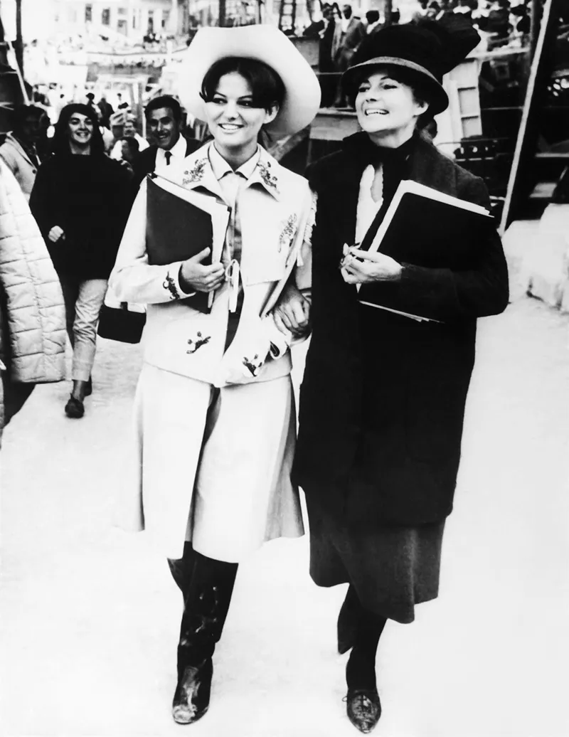 Η Claudia Cardinale έφυγε στα 87 της: Η Vogue θυμάται τις ωραιότερες εμφανίσεις της-18