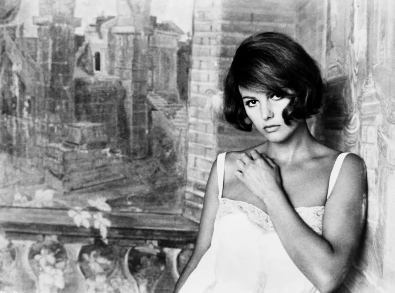 Η Claudia Cardinale έφυγε στα 87 της: Η Vogue θυμάται τις ωραιότερες εμφανίσεις της-10