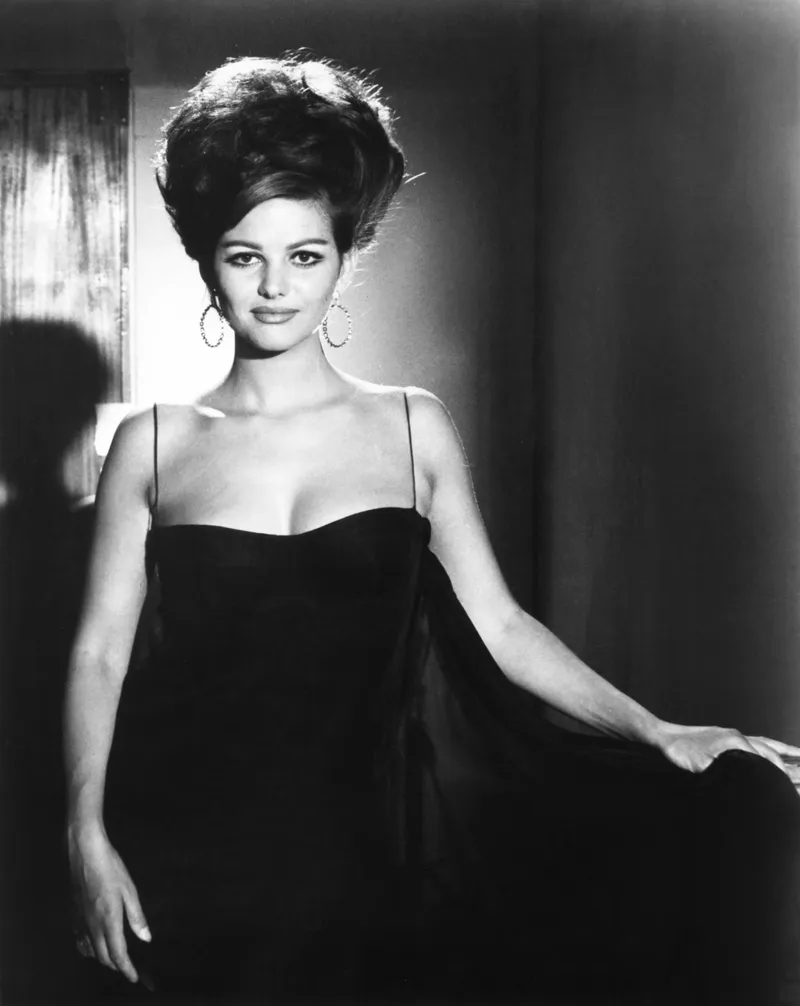 Η Claudia Cardinale έφυγε στα 87 της: Η Vogue θυμάται τις ωραιότερες εμφανίσεις της-2