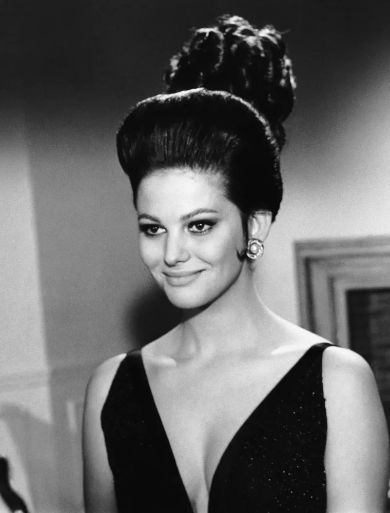 Η Claudia Cardinale έφυγε στα 87 της: Η Vogue θυμάται τις ωραιότερες εμφανίσεις της-9