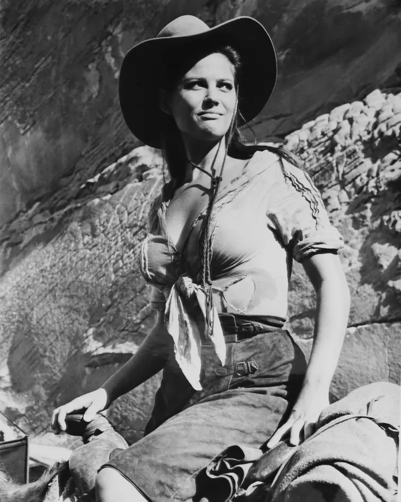 Η Claudia Cardinale έφυγε στα 87 της: Η Vogue θυμάται τις ωραιότερες εμφανίσεις της-12