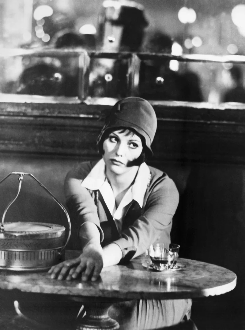 Η Claudia Cardinale έφυγε στα 87 της: Η Vogue θυμάται τις ωραιότερες εμφανίσεις της-22