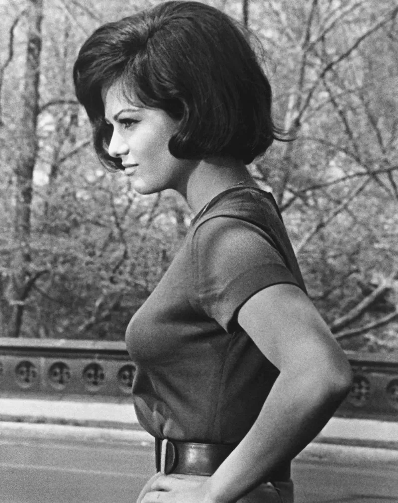 Η Claudia Cardinale έφυγε στα 87 της: Η Vogue θυμάται τις ωραιότερες εμφανίσεις της-19