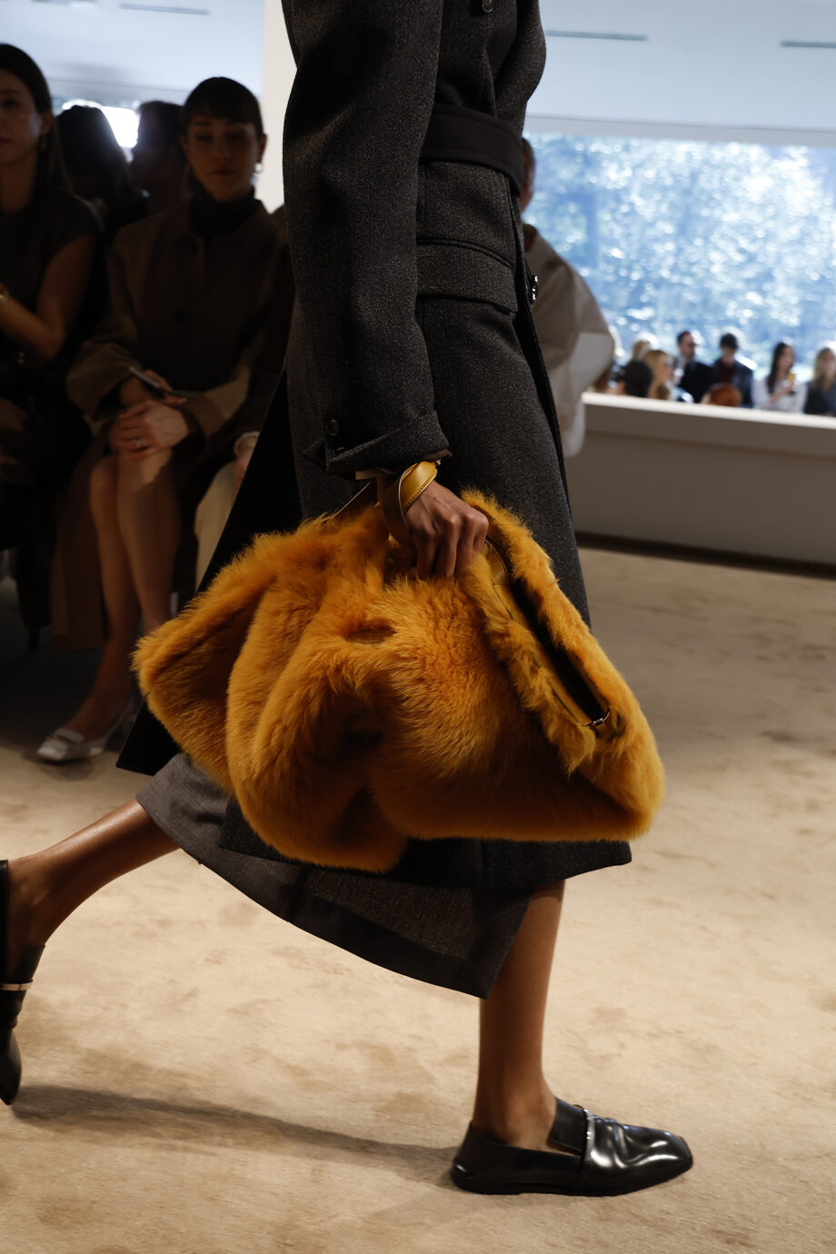 μαύρα-loafers-ο-οδηγός-με-όλα-τα-classic-σχέδια-για-τ-374083