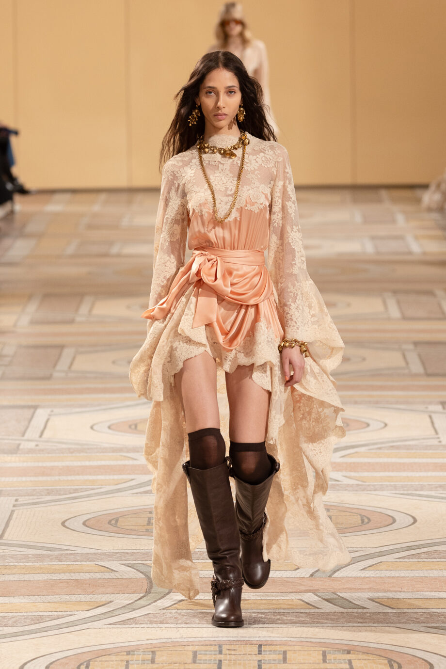 καφέ-μπότες-φλατ-ή-με-high-heels-είναι-το-στυλ-π-374457