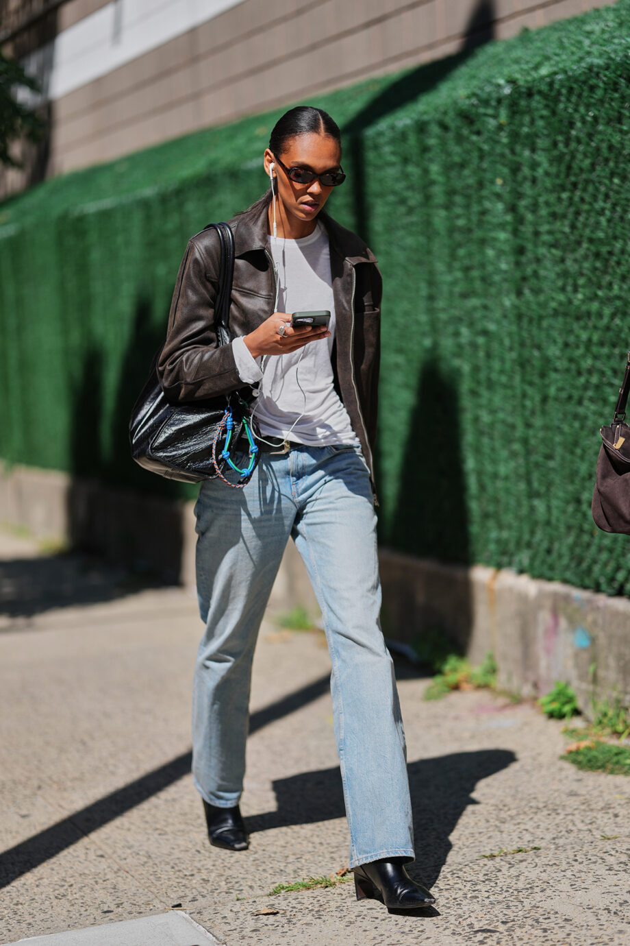 τι-φορούν-τώρα-τα-μοντέλα-το-street-style-απαντά-373609