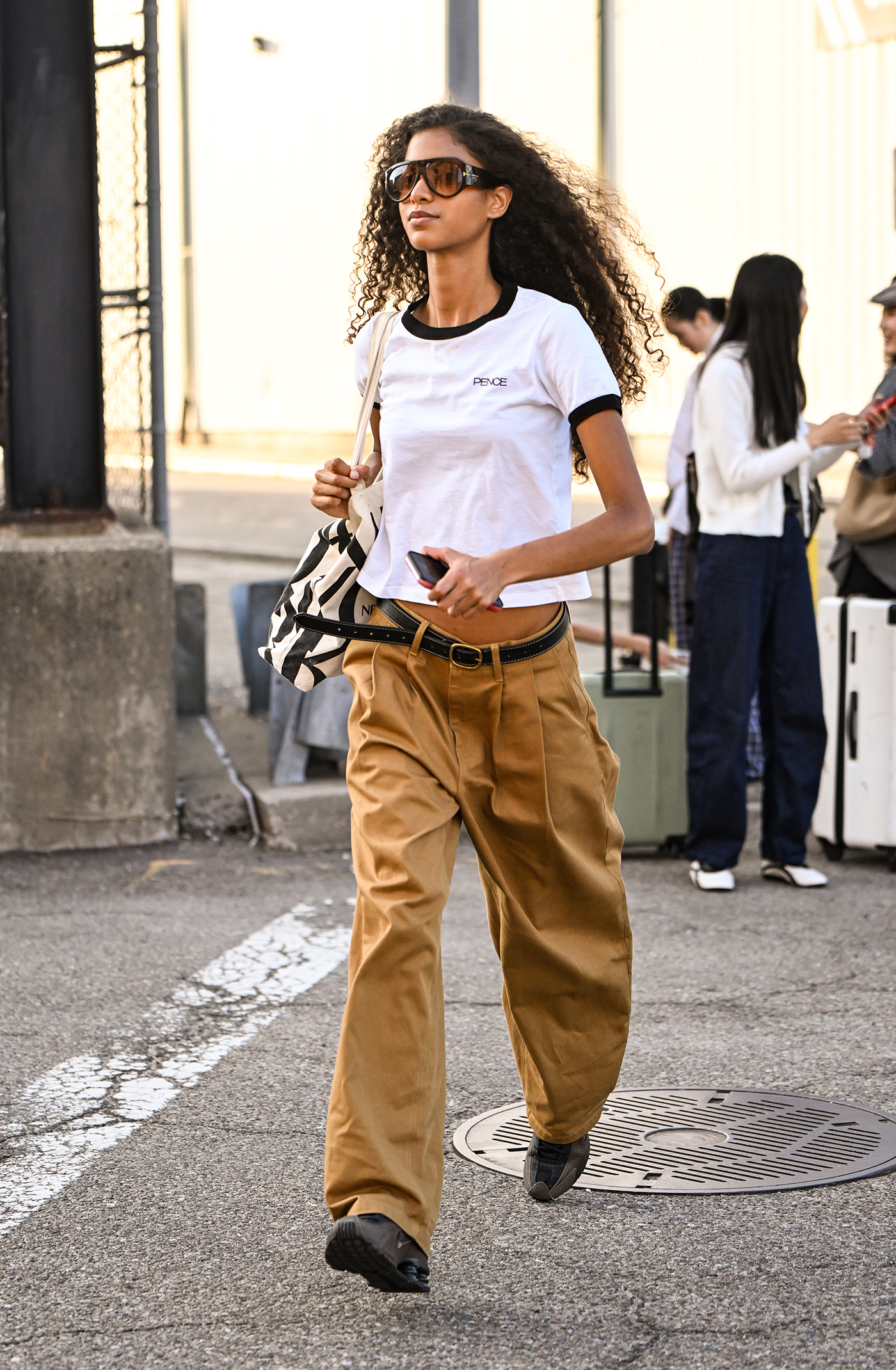 Τι φορούν τώρα τα μοντέλα; Το street style απαντά-13