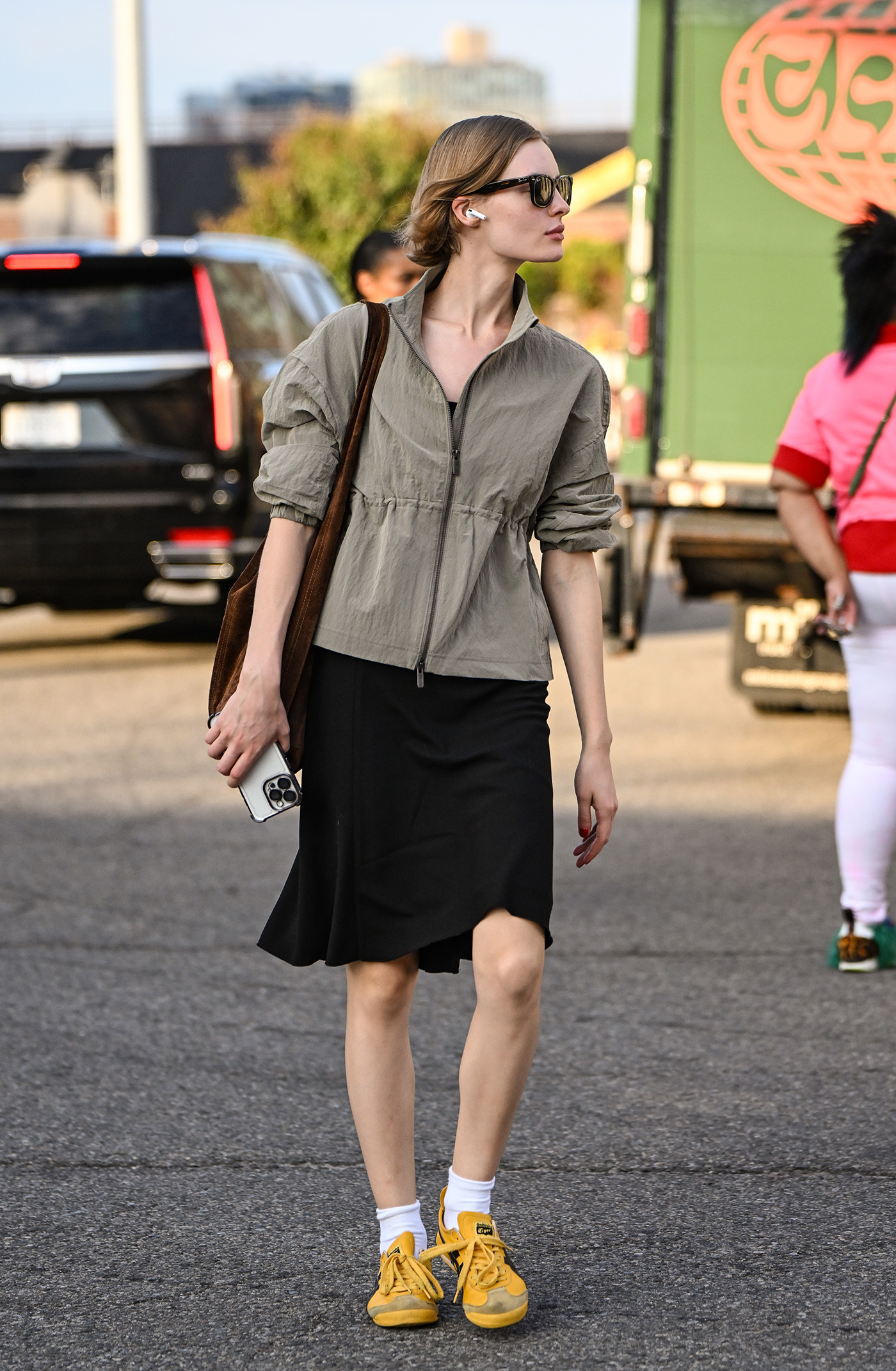Τι φορούν τώρα τα μοντέλα; Το street style απαντά-7
