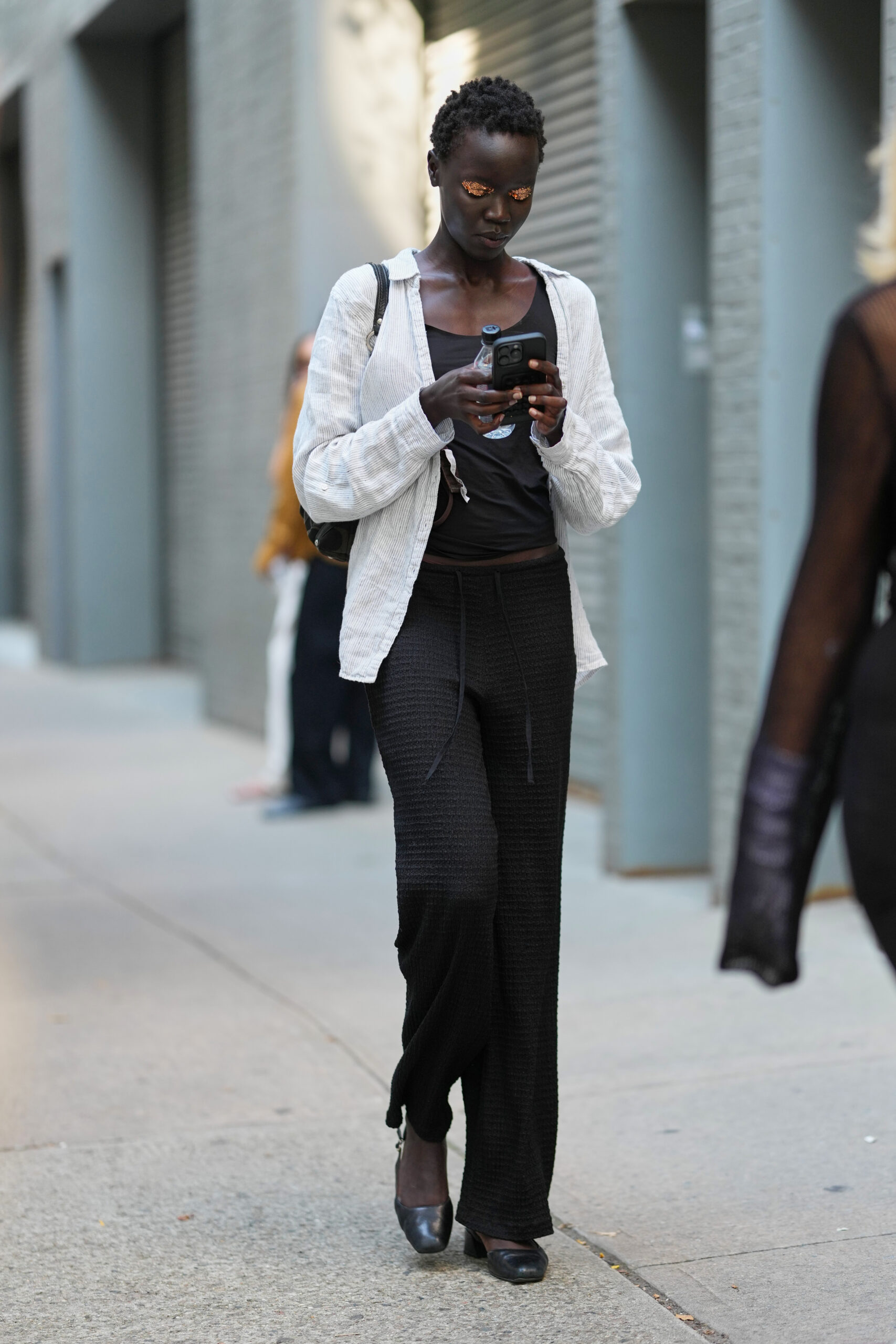 Τι φορούν τώρα τα μοντέλα; Το street style απαντά-3