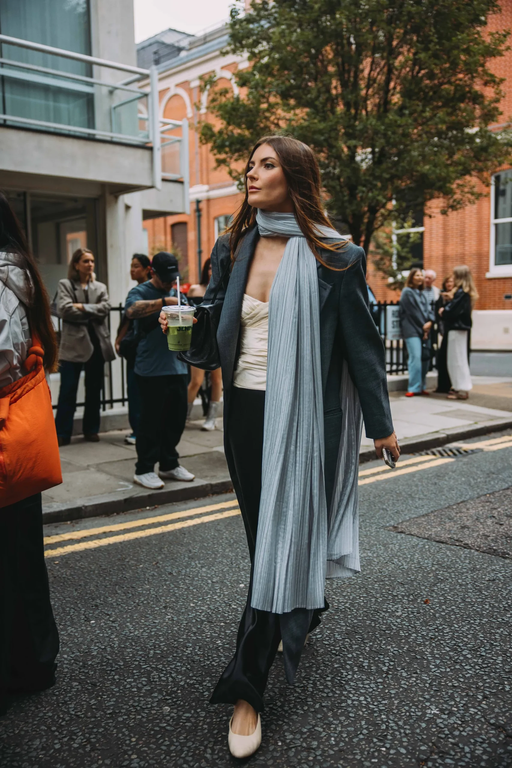 Τι φορούν τώρα στο Λονδίνο; Το street style απαντά-25