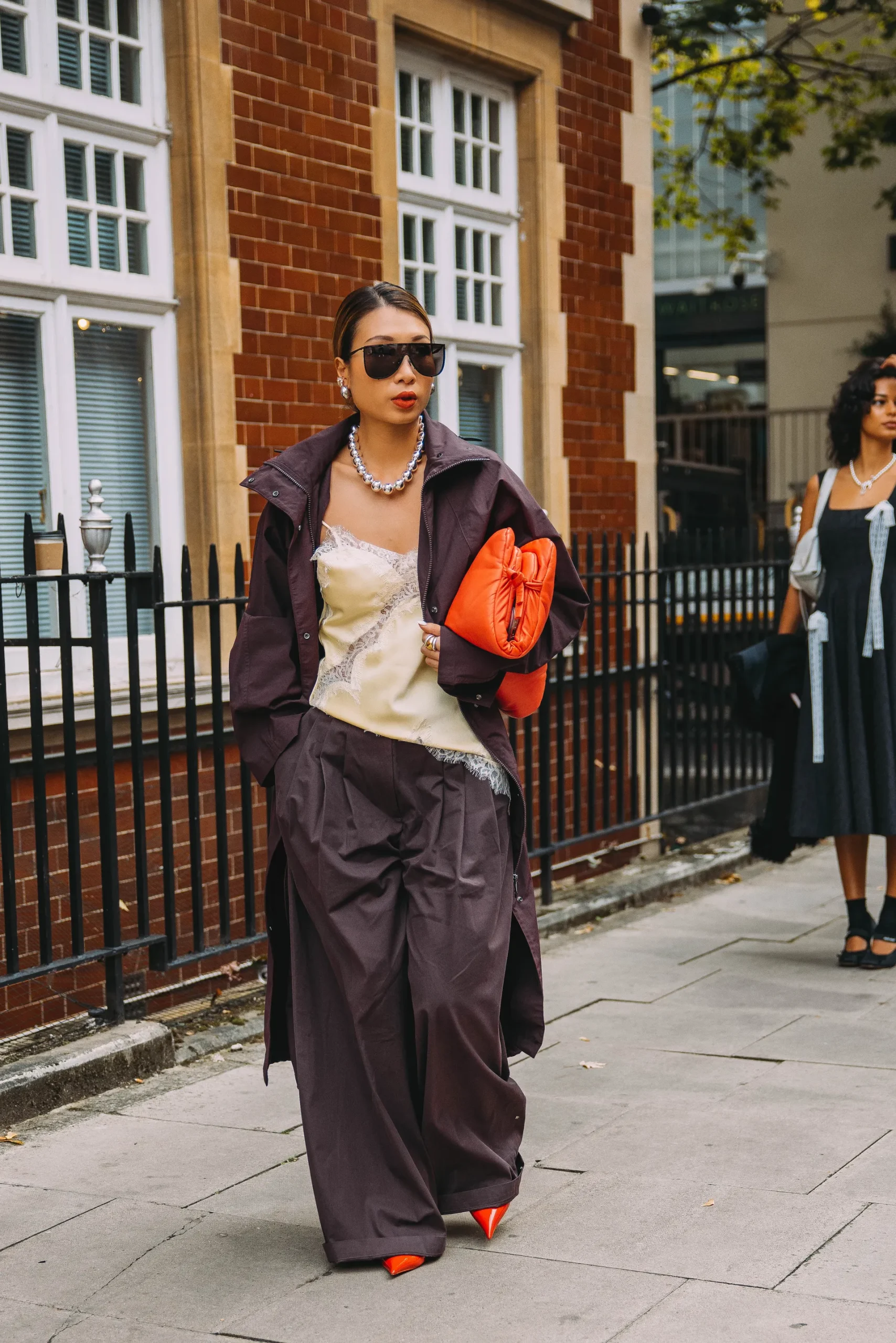 Τι φορούν τώρα στο Λονδίνο; Το street style απαντά-22