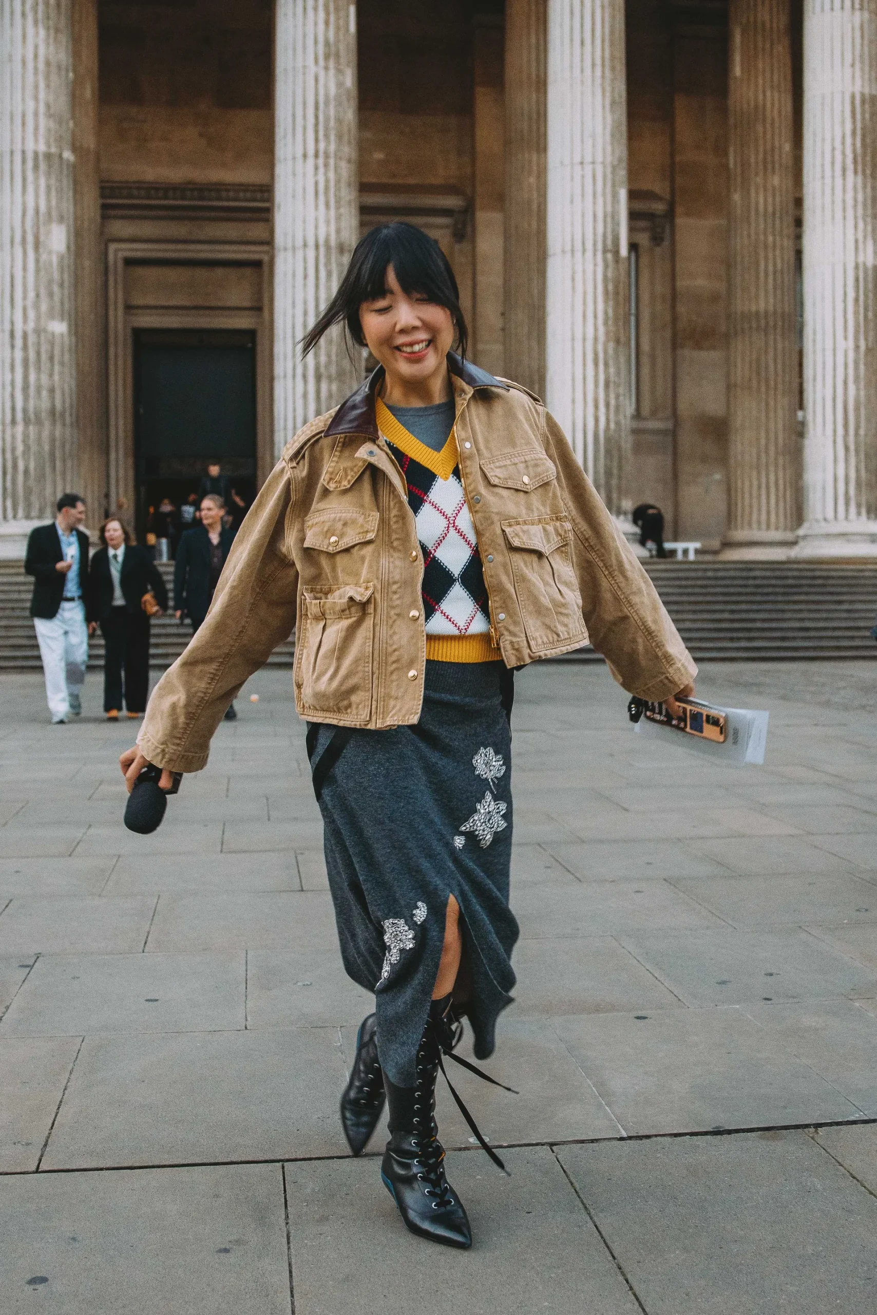 Τι φορούν τώρα στο Λονδίνο; Το street style απαντά-17