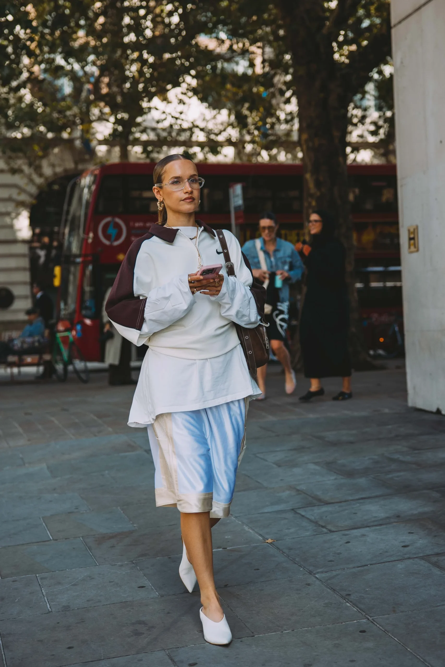 Τι φορούν τώρα στο Λονδίνο; Το street style απαντά-13