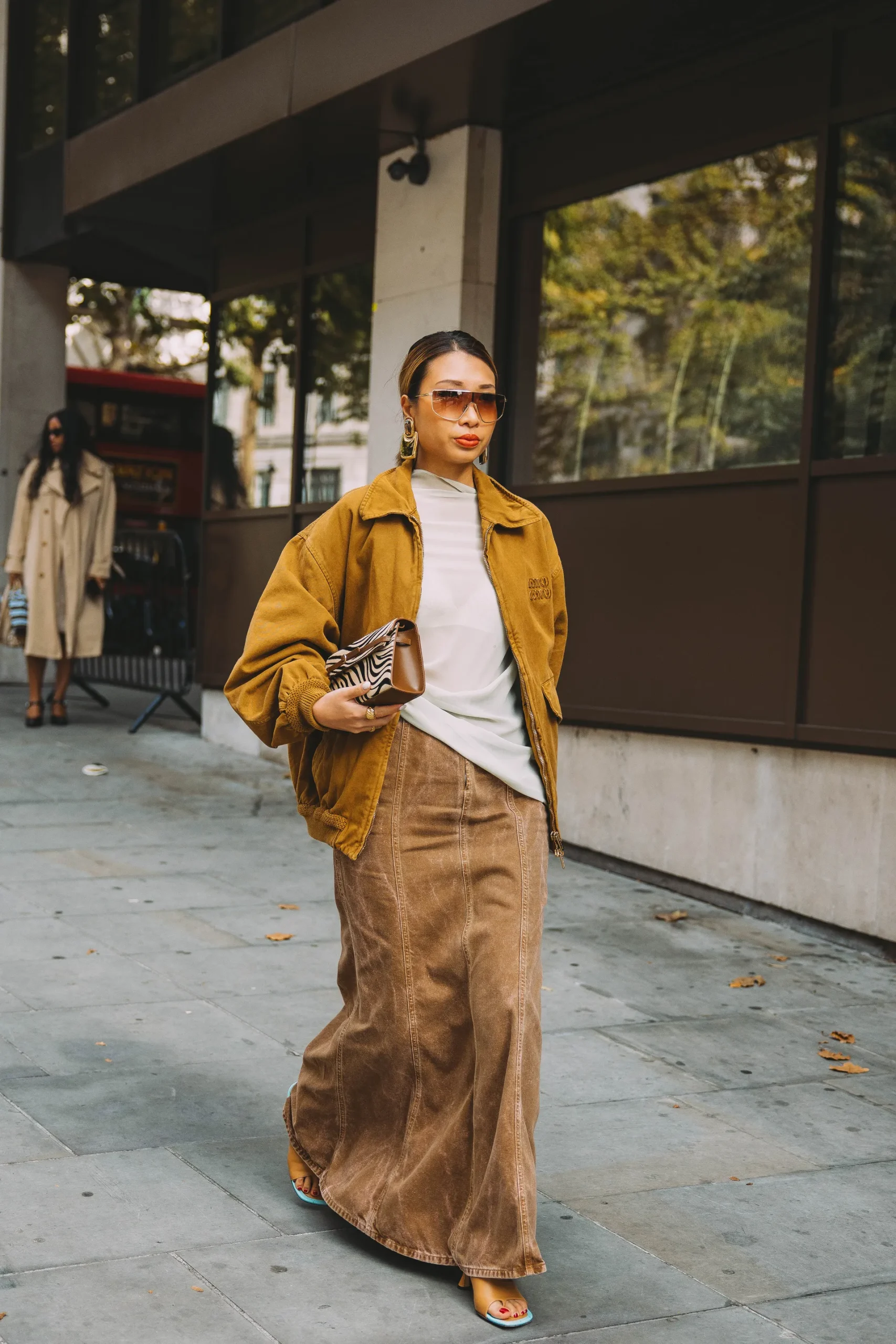 Τι φορούν τώρα στο Λονδίνο; Το street style απαντά-10