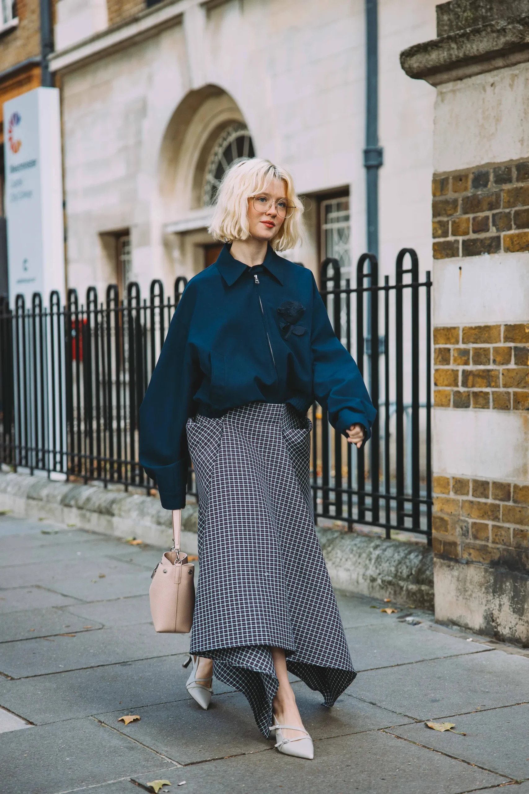Τι φορούν τώρα στο Λονδίνο; Το street style απαντά-6