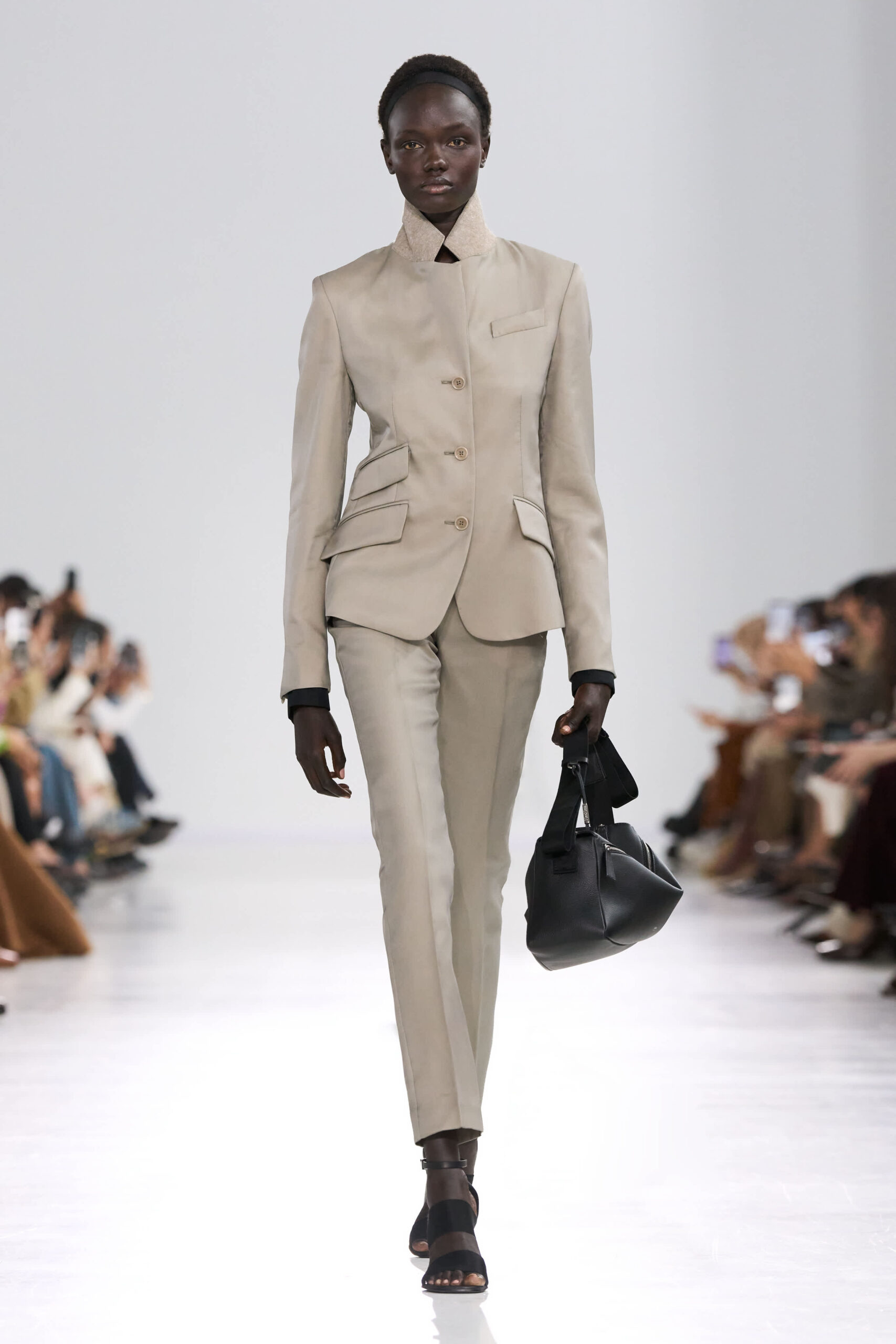 Max Mara SS26: Ένας κόσμος αντιθέσεων ανοίγει ένα νέο κεφάλαιο στην ιστορία του οίκου-5