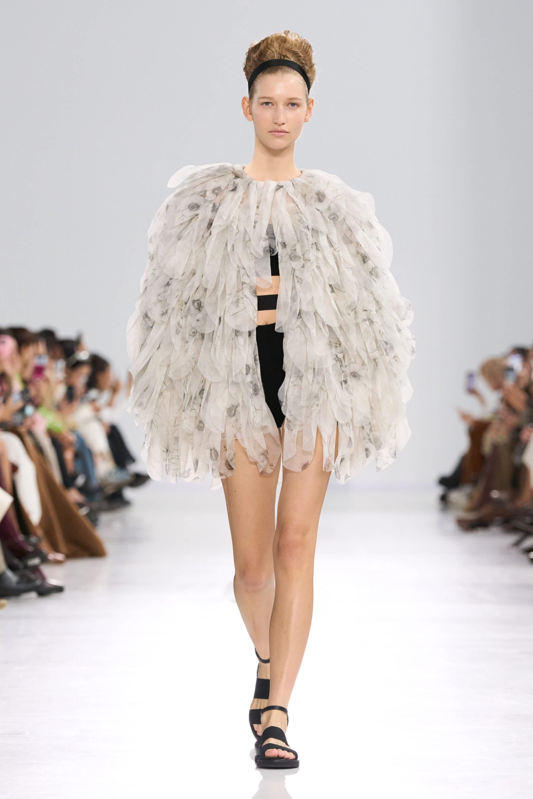 Max Mara SS26: Ένας κόσμος αντιθέσεων ανοίγει ένα νέο κεφάλαιο στην ιστορία του οίκου-4