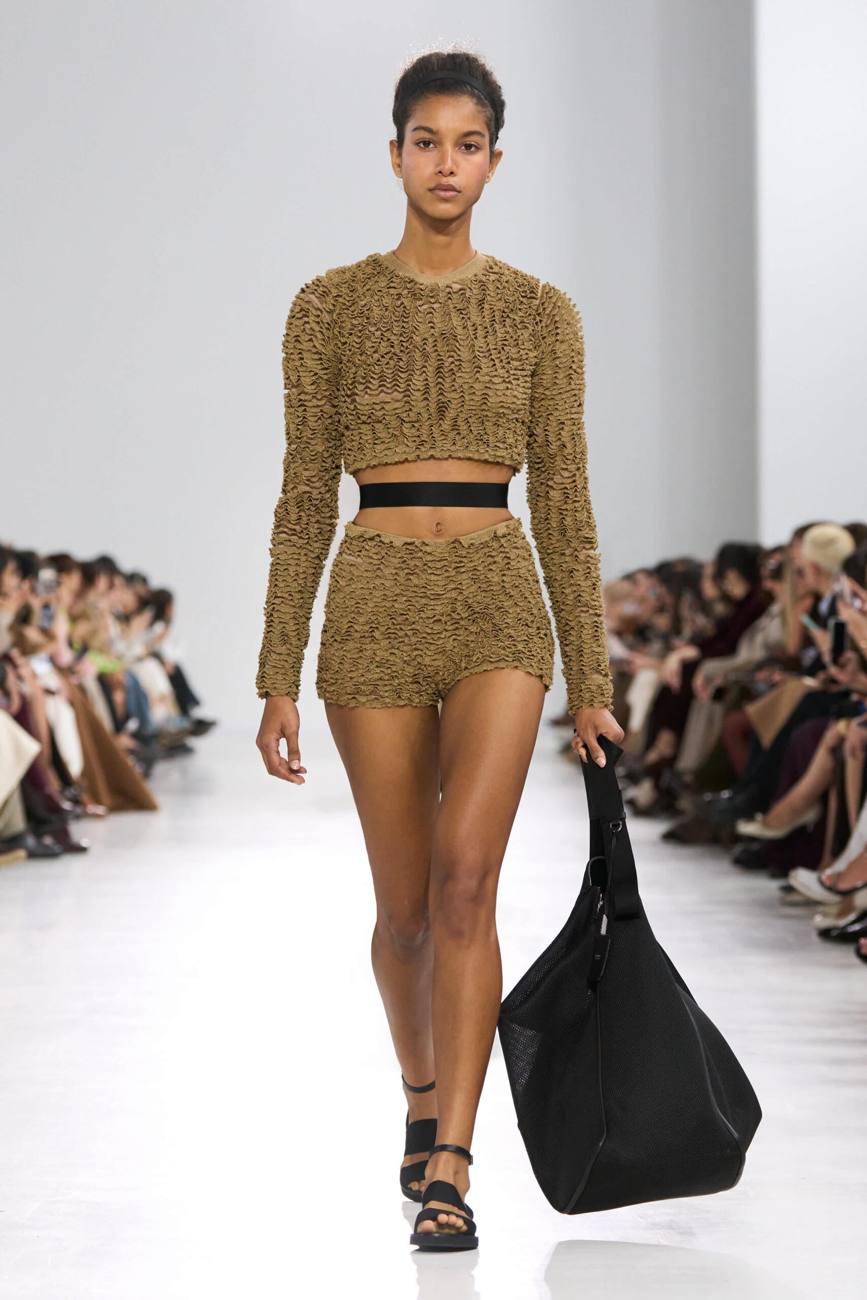 Max Mara SS26: Ένας κόσμος αντιθέσεων ανοίγει ένα νέο κεφάλαιο στην ιστορία του οίκου-2