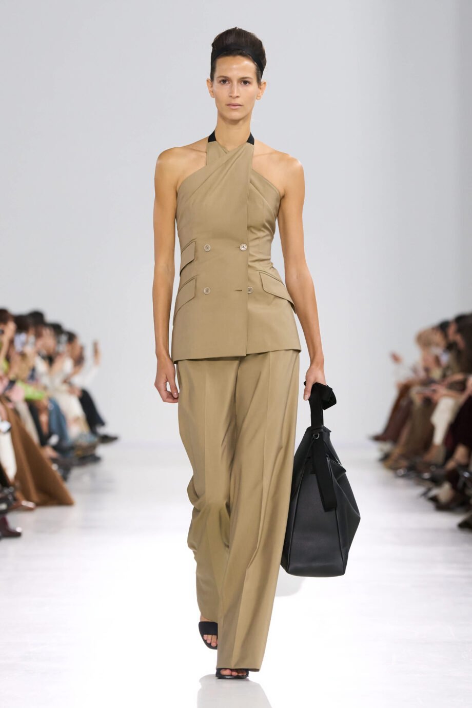 max-mara-ss26-ένας-κόσμος-αντιθέσεων-ανοίγει-ένα-374592