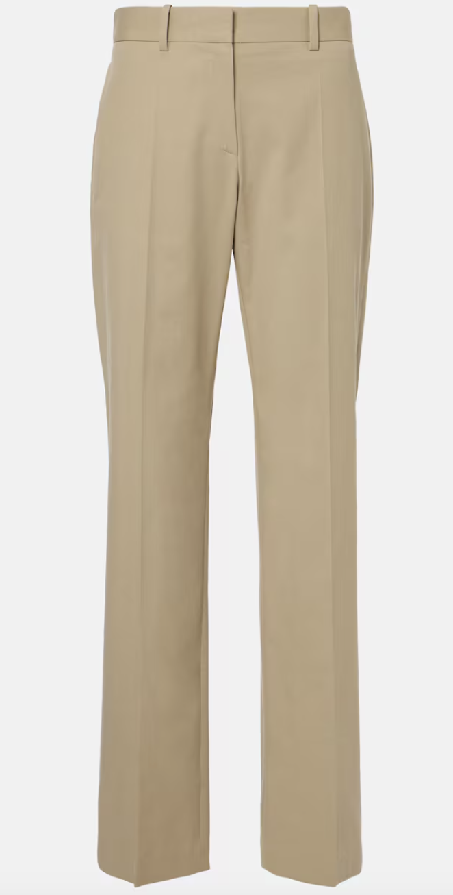 Slim-fit παντελόνια: Επιστρέφουν δυναμικά το φθινόπωρο 2025-2