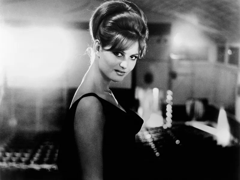 Η Claudia Cardinale έφυγε στα 87 της: Η Vogue θυμάται τις ωραιότερες εμφανίσεις της-16