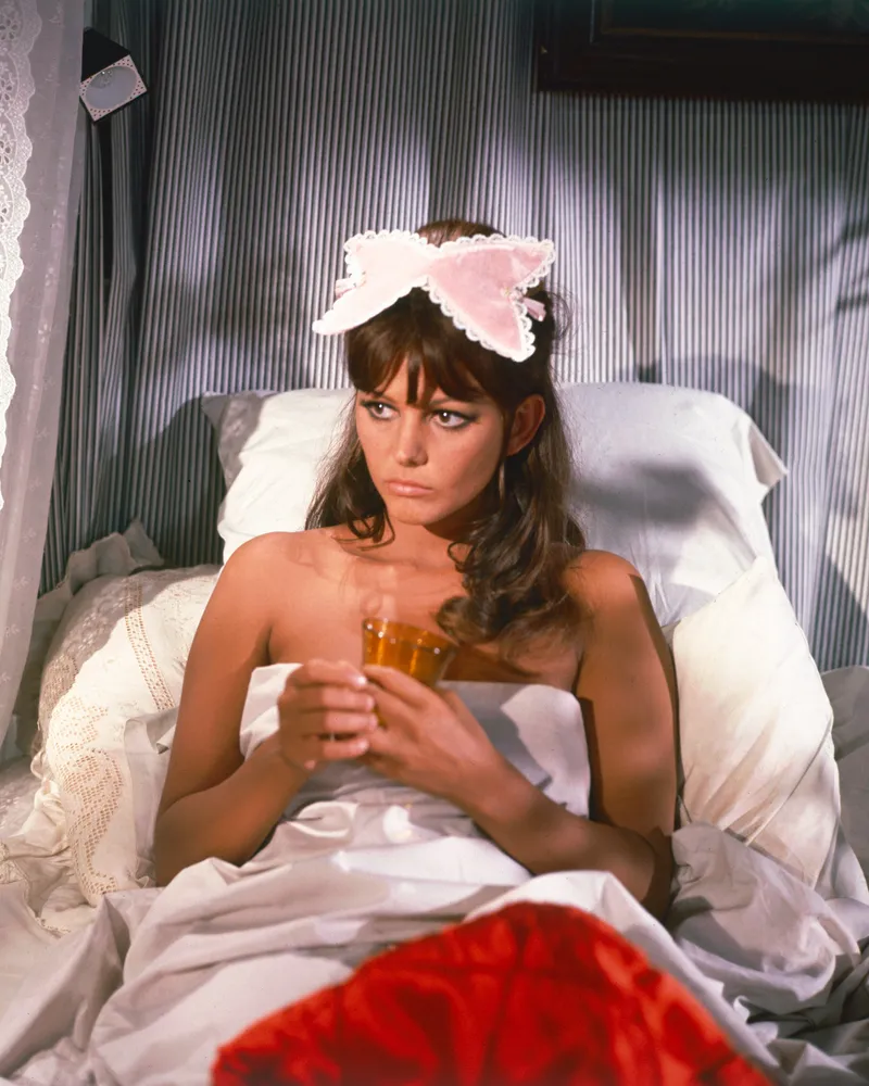 Η Claudia Cardinale έφυγε στα 87 της: Η Vogue θυμάται τις ωραιότερες εμφανίσεις της-13