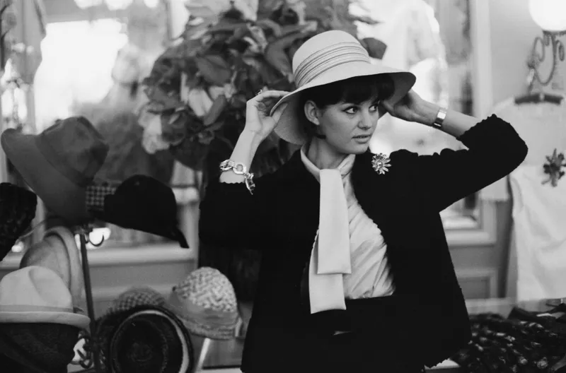 Η Claudia Cardinale έφυγε στα 87 της: Η Vogue θυμάται τις ωραιότερες εμφανίσεις της-17