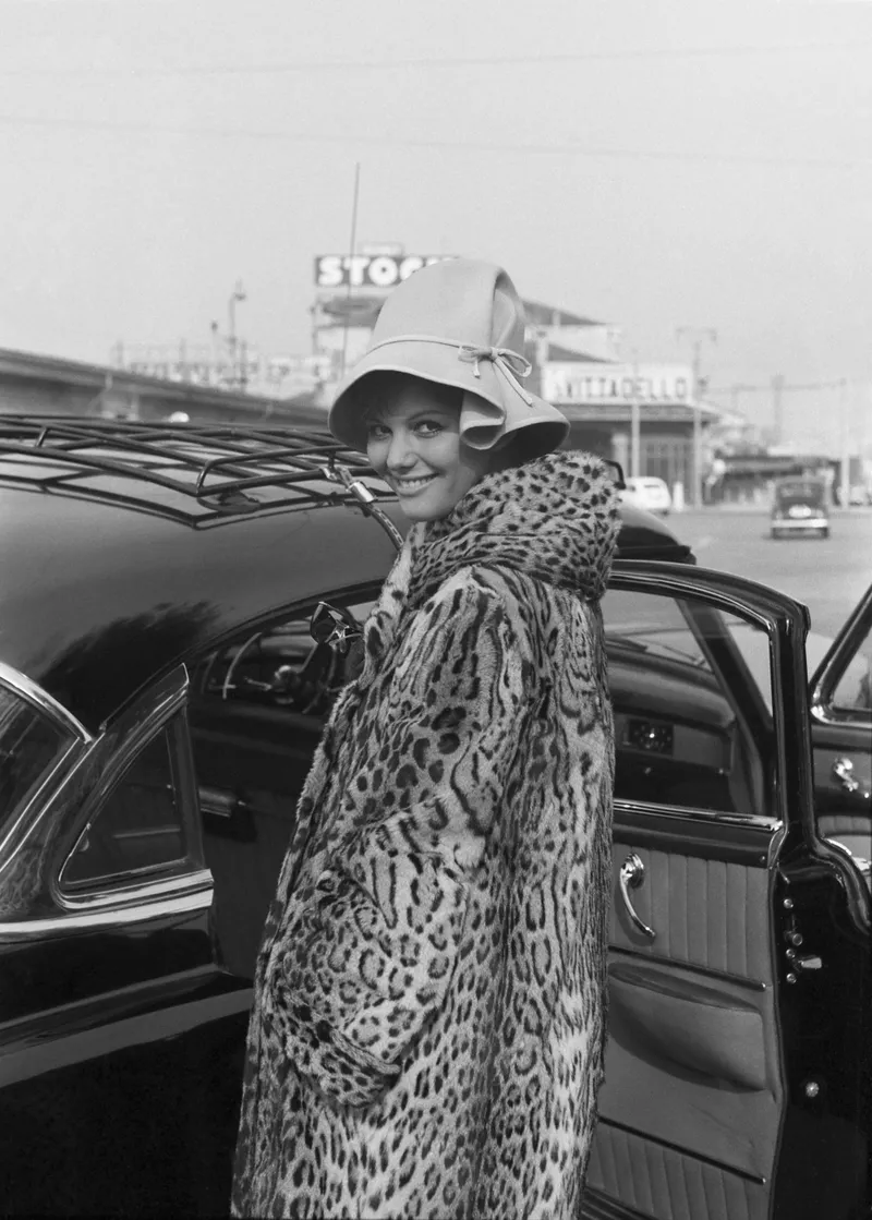 Η Claudia Cardinale έφυγε στα 87 της: Η Vogue θυμάται τις ωραιότερες εμφανίσεις της-8