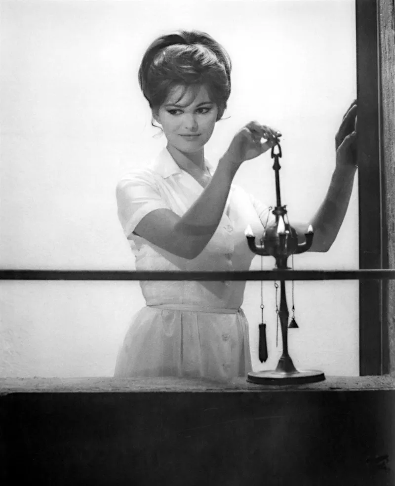 Η Claudia Cardinale έφυγε στα 87 της: Η Vogue θυμάται τις ωραιότερες εμφανίσεις της-7