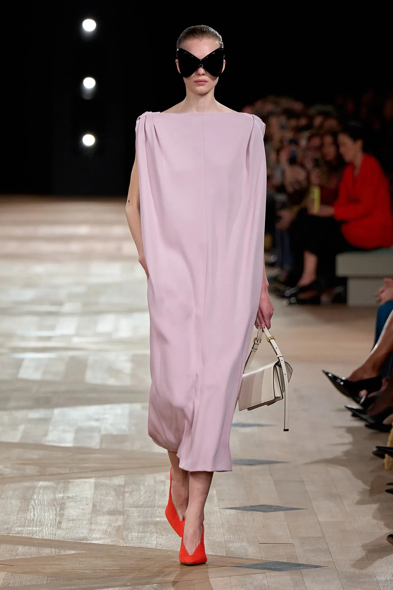 Balenciaga SS26: Το ντεμπούτο του Pierpaolo Piccioli ήταν ένα ταξίδι στην ιστορία του οίκου-4