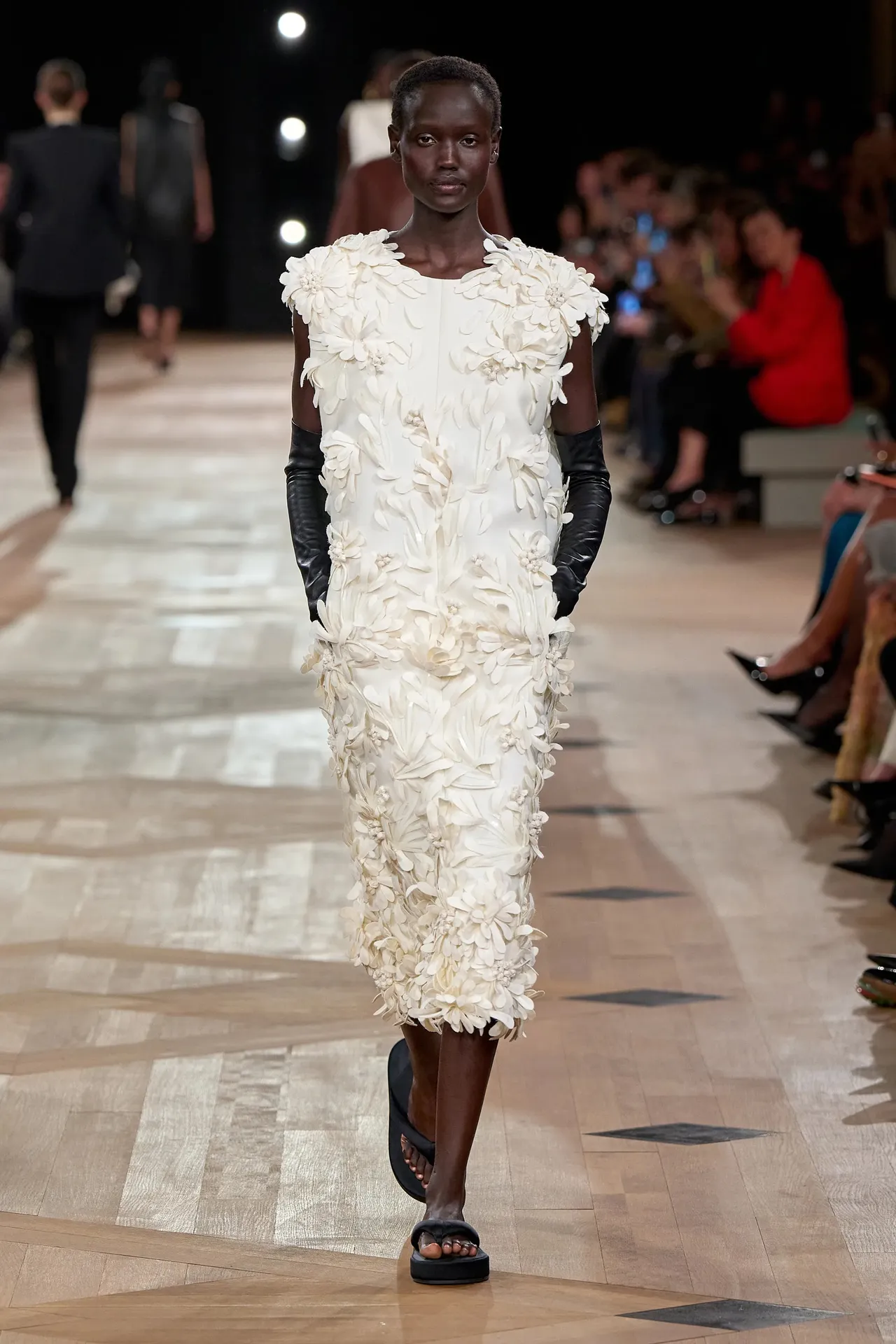 Balenciaga SS26: Το ντεμπούτο του Pierpaolo Piccioli ήταν ένα ταξίδι στην ιστορία του οίκου-3