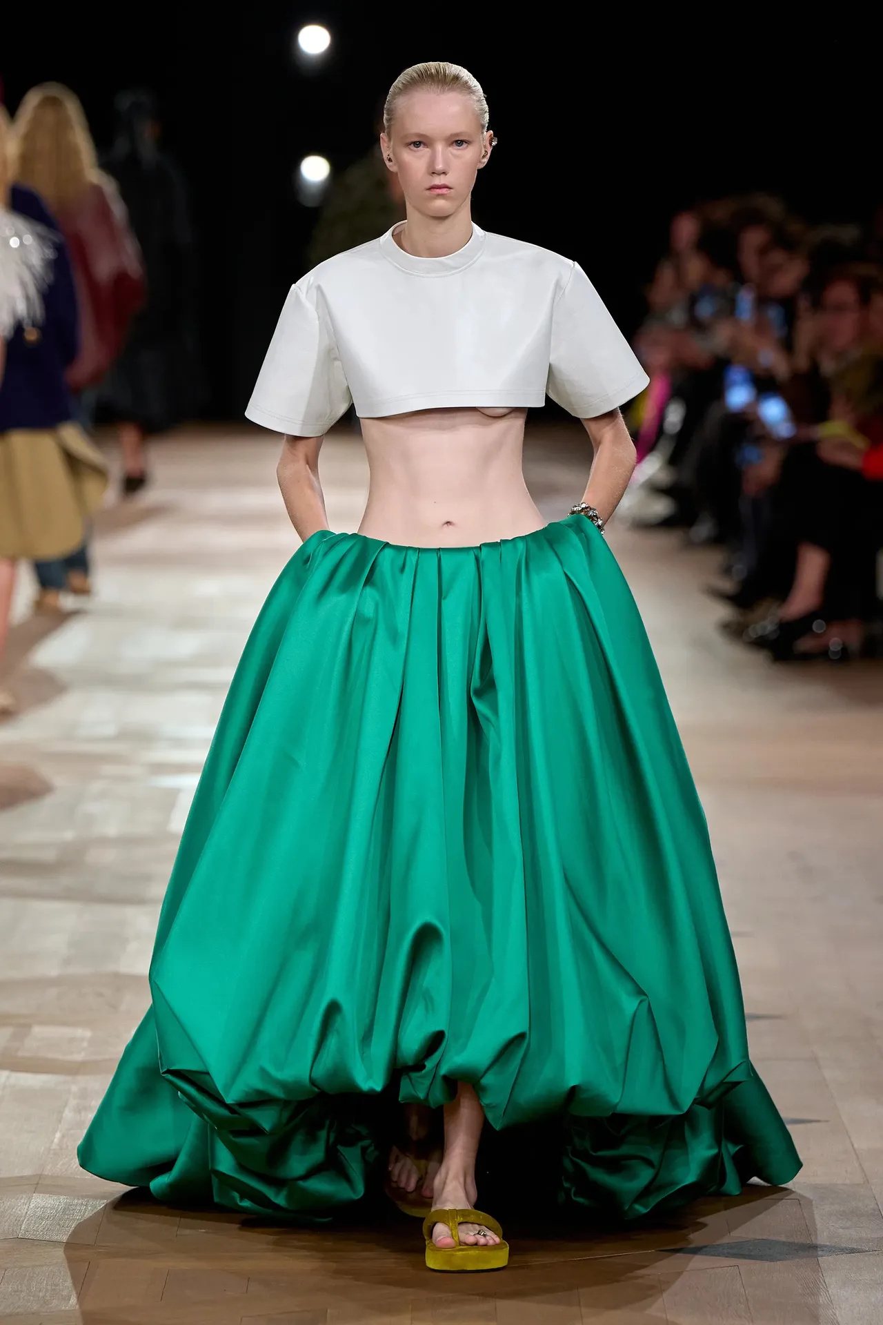 Balenciaga SS26: Το ντεμπούτο του Pierpaolo Piccioli ήταν ένα ταξίδι στην ιστορία του οίκου-5
