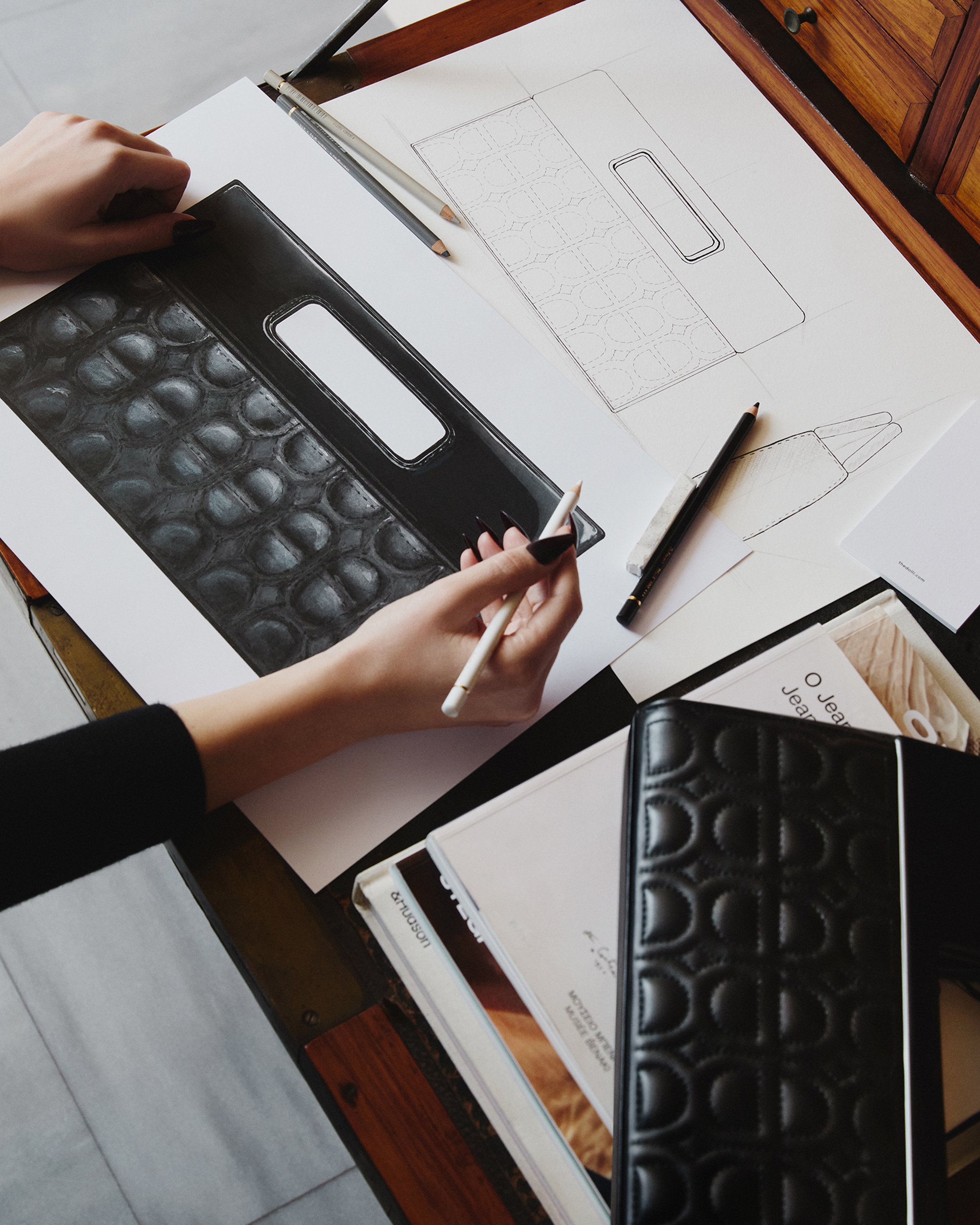 THE DOLLI Bag: Η Marina Raphael ενώνει τις δυνάμεις της με το ξενοδοχείο THE DOLLI για μια συλλεκτική τσάντα-1