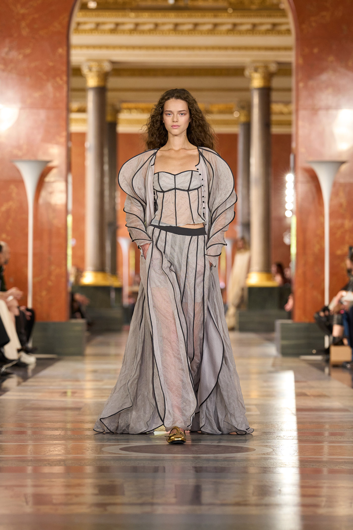 Louis Vuitton SS26: The great indoors – Η χαρά του να μένεις σπίτι-1